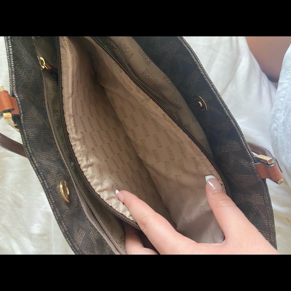 MICHEAL KORS PURSE - Picture 7 of 10